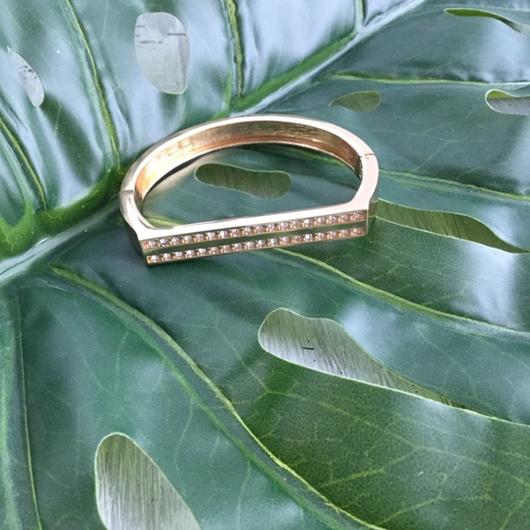 🚫 SOLD 🚫 Crystal Bangle - GOLD NWT - Picture 2 of 3